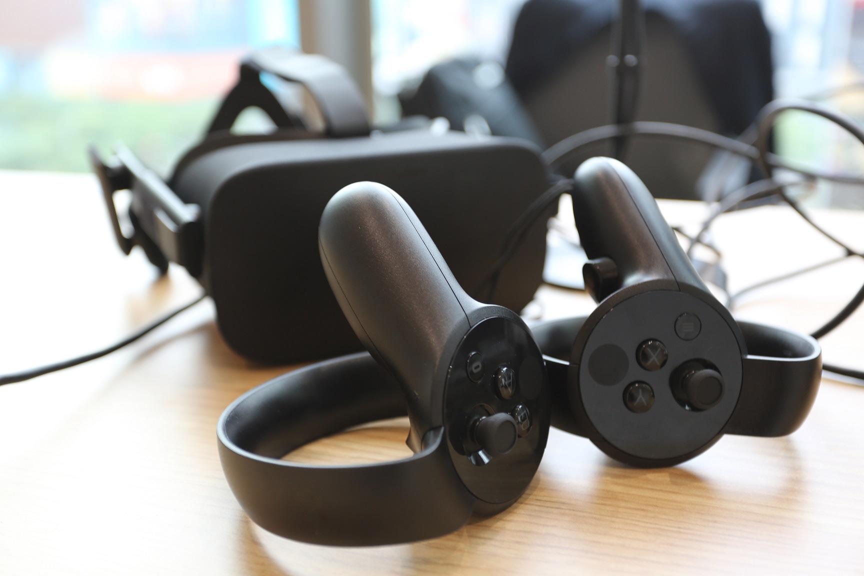 现场的VR专用装备：VR眼镜和touch 